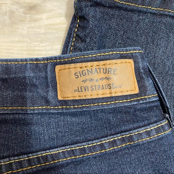 Levi’s Signature Blue Jeans - Picture 4 of 9